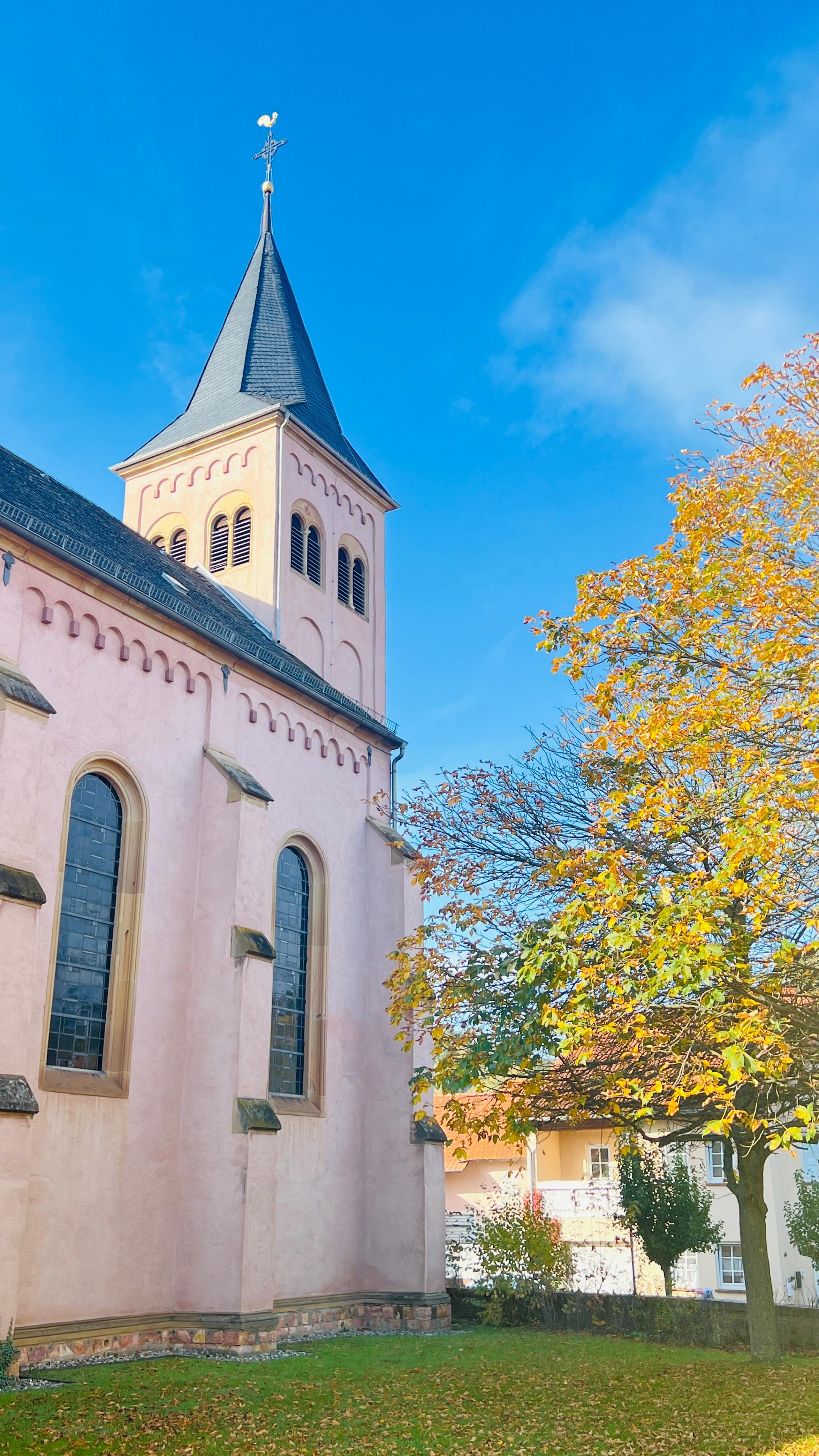 Roxheim Kirche 2 (c) Viktoria Höhn Roxheim Kirche 2