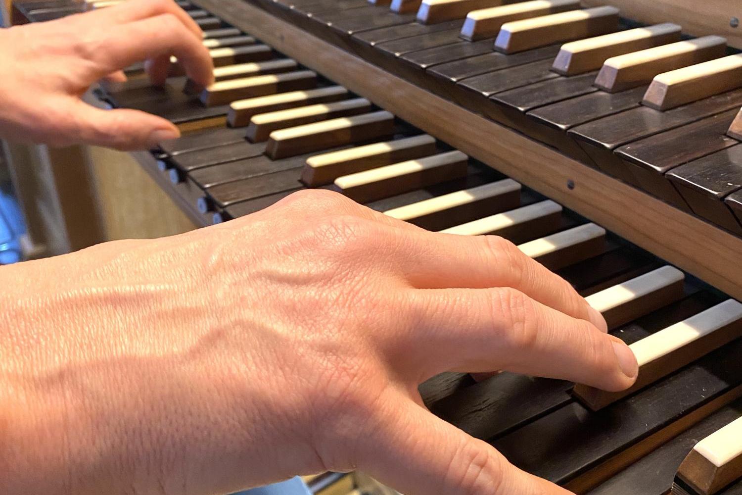 Orgelspiel_Sylvio_Krueger_pfarrbriefservice