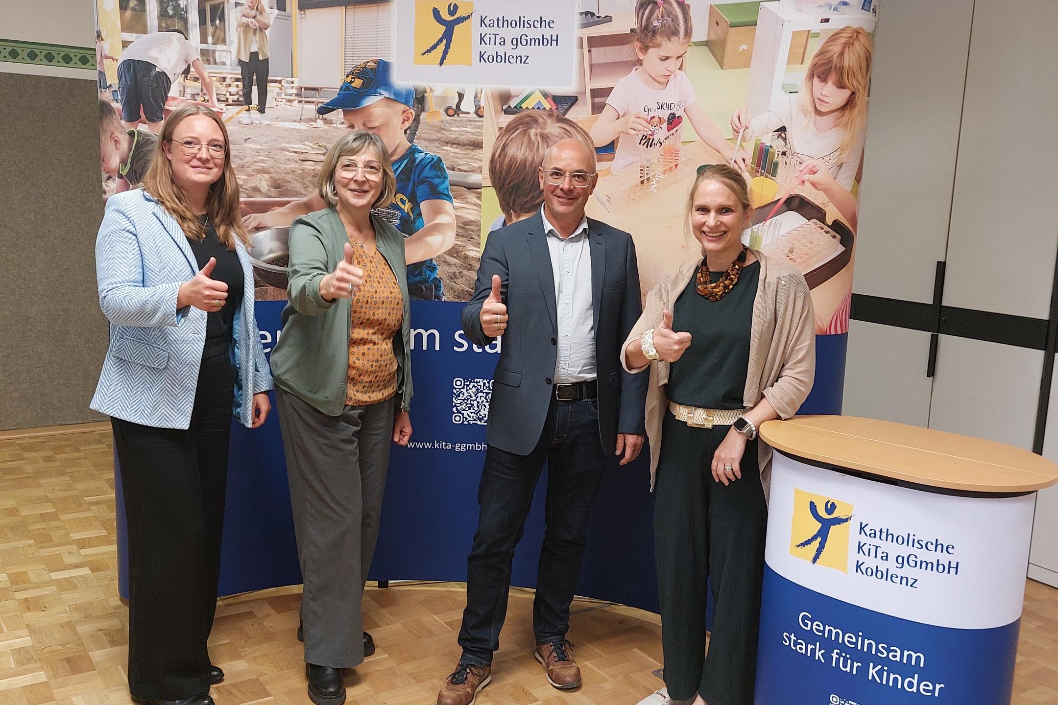 Foto von rechts:  Christiane Müller (Gesamtleiterin der Gesamtleiterin der Gesamteinrichtungen Bad Kreuznach) Dieter Christ (Leitung der Bürogemeinschaft Simmern und Gesamtleiter der Einrichtungen Mittelrhein) Claudia Kuhn (Gemeindereferentin Sponheimer Land, Roxheim) Iris Kapsitz (Gesamtleiterin der Gesamteinrichtungen Mainz-Bingen/ Stadt Bad Kreuznach)